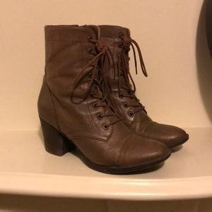 Steve Madden size 9.5 leather lace up brown boot